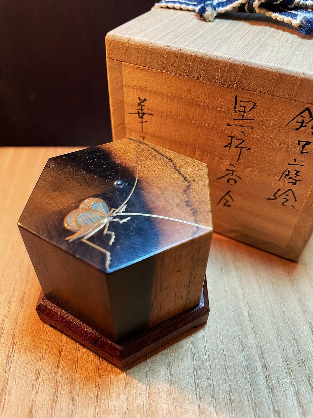 鈴虫蒔絵黒柿香合